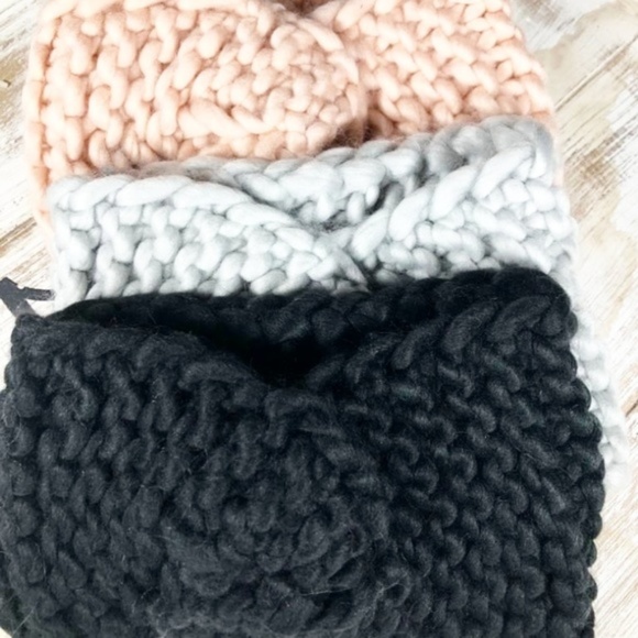 Alquimia Accessories - BLACK CHUNKY KNIT MESSY BUN BEANIE HAT